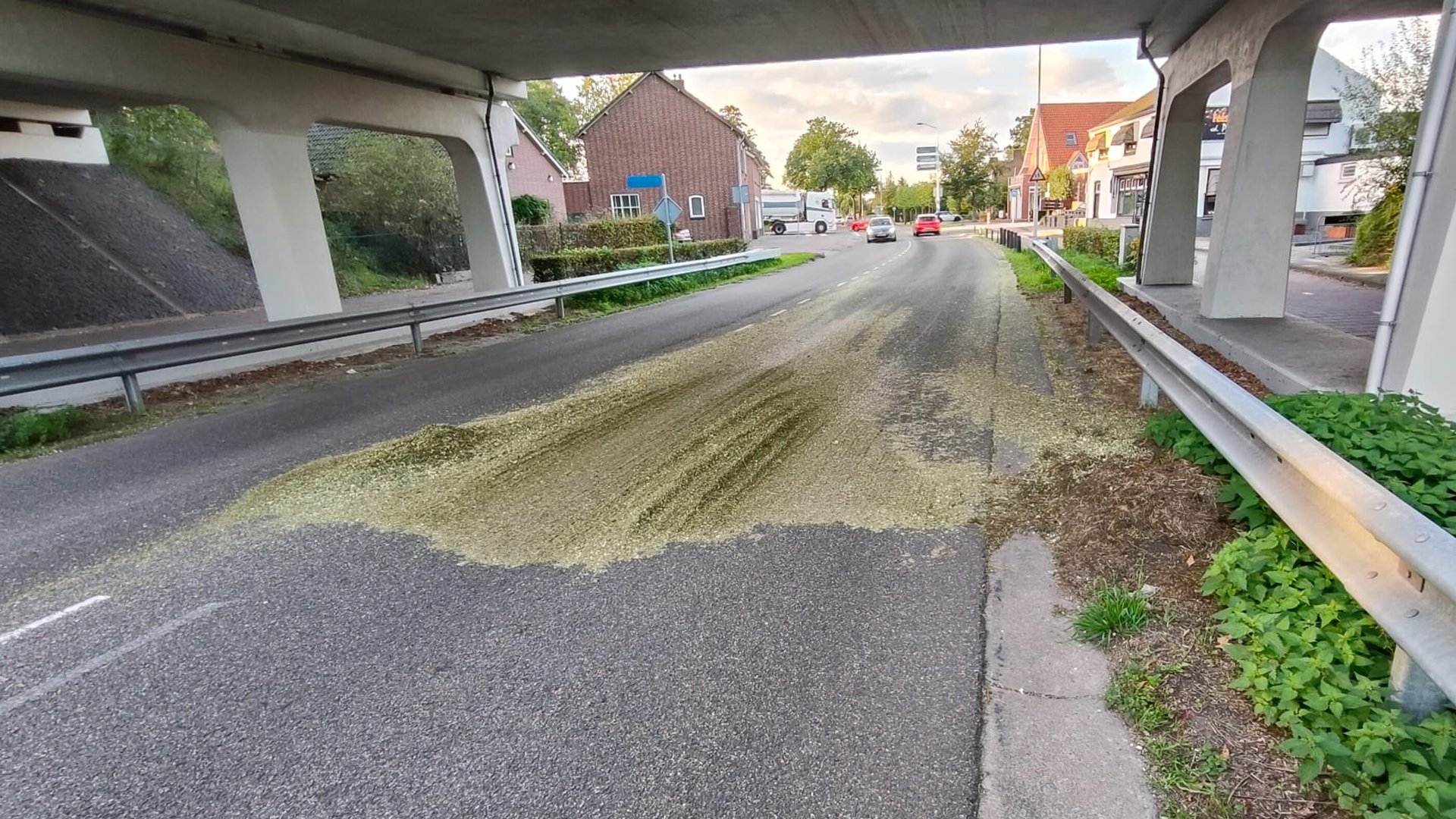 Verloren lading maïs zorgt voor gevaarlijke verkeerssituatie op Haageind in Deurne
