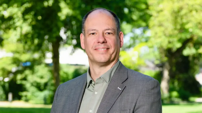 Wethouder Jeroen van Lierop geeft bij DMG Radio uitleg over nieuw evenementenbeleid en inzet van AI