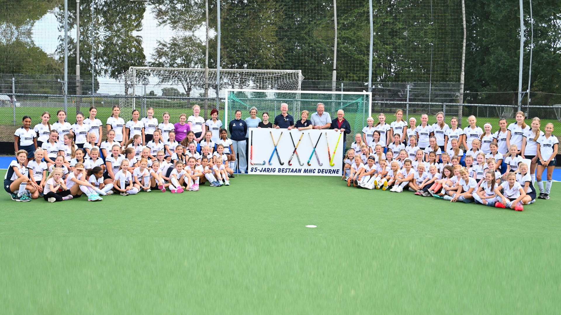 MHC Deurne opent nieuw hockeyseizoen feestelijk: ‘Mooi hoe jong en oud elkaar weten te vinden’