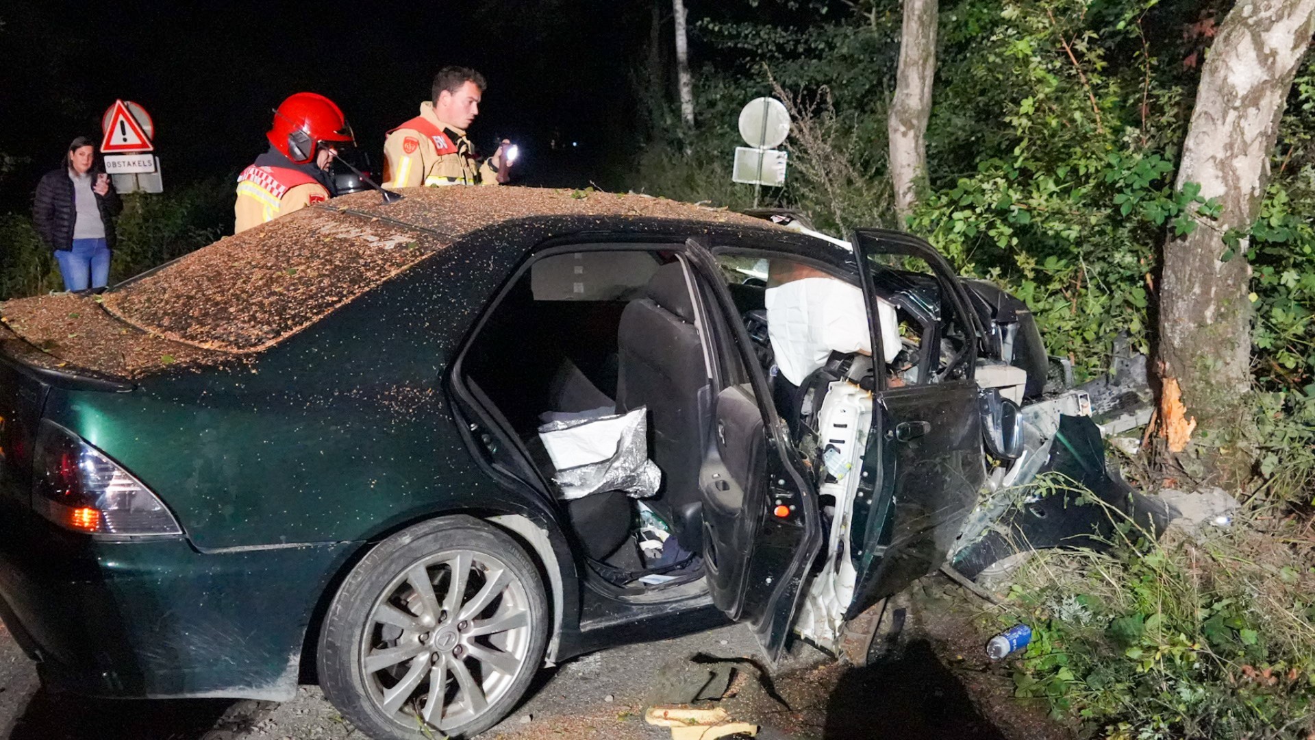 Auto botst tegen boom op Nuijeneind in Bakel; bestuurder laat voertuig achter en gaat ervandoor