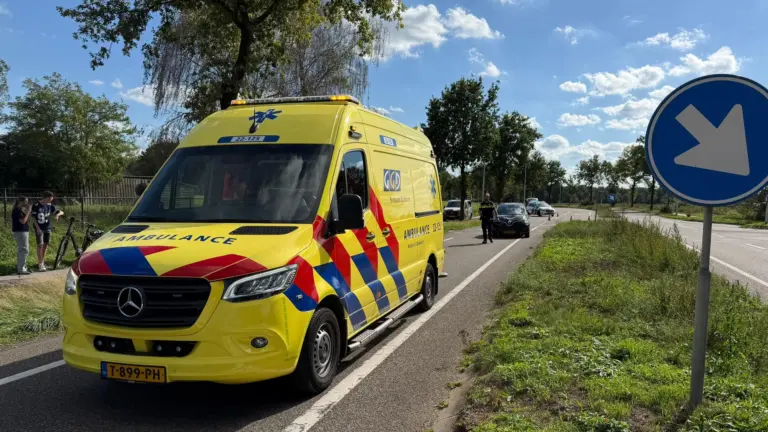 Auto schept fietser op Bakelseweg in Deurne; man gewond naar ziekenhuis gebracht