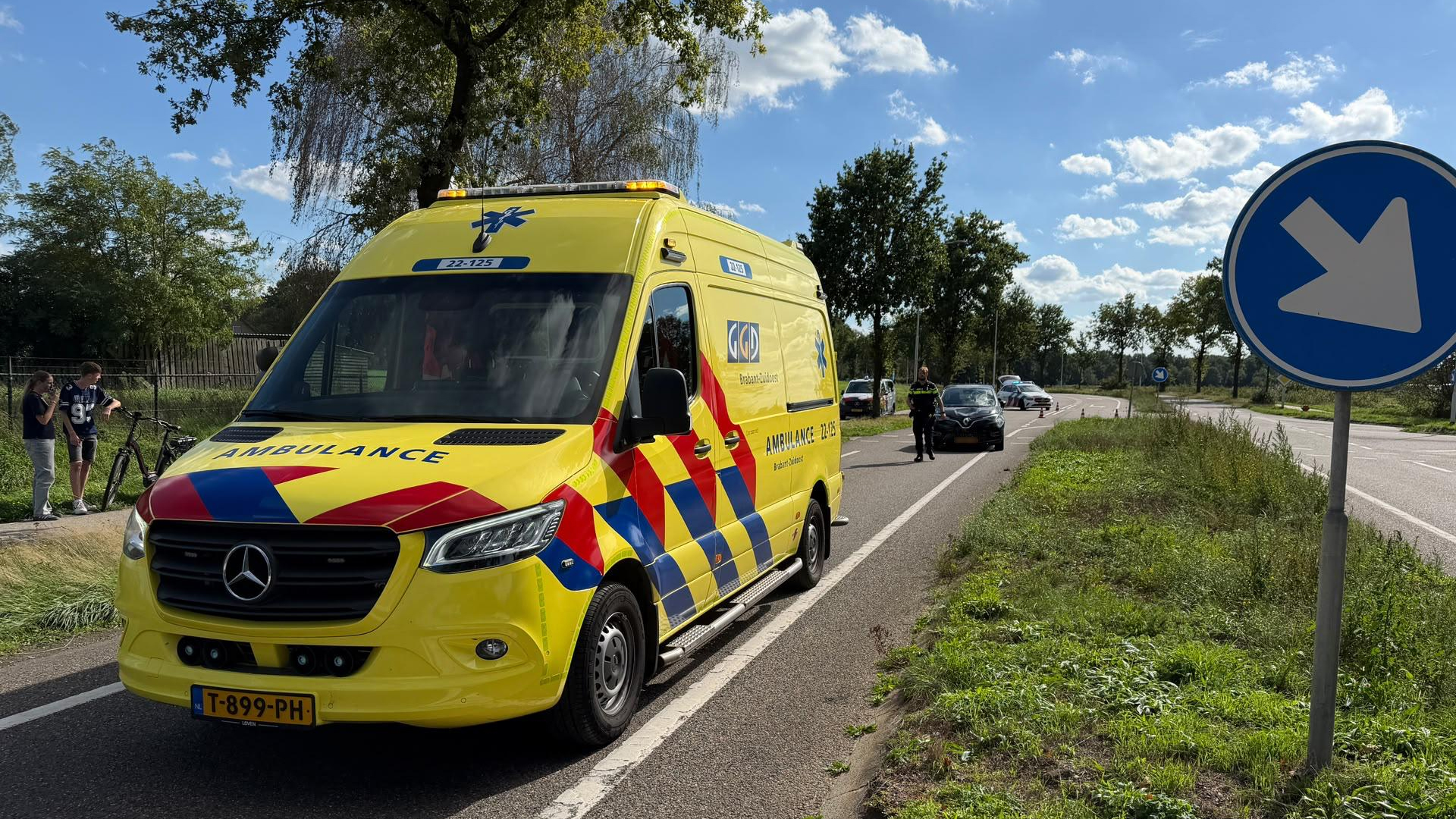 Auto schept fietser op Bakelseweg in Deurne; man gewond naar ziekenhuis gebracht