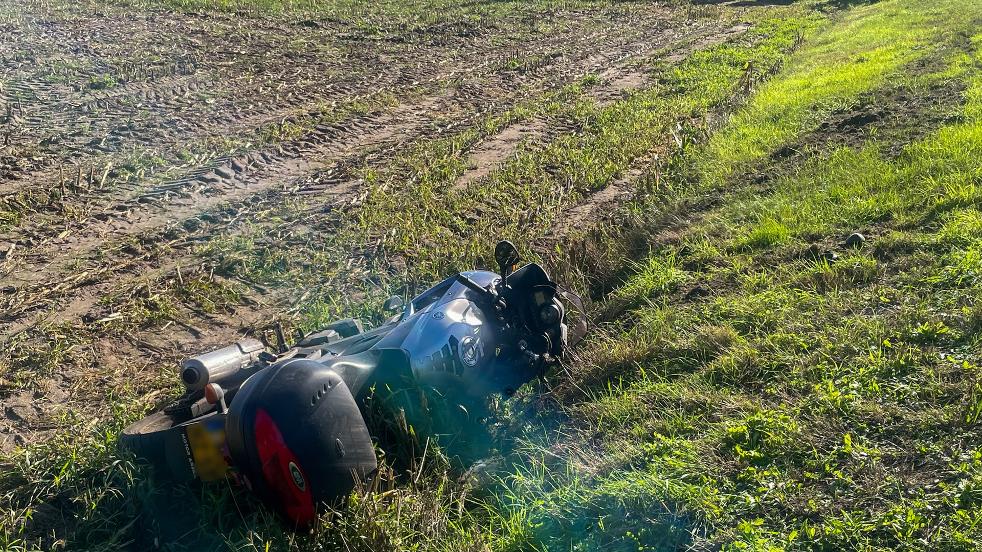 Voorbijganger treft gecrashte motorfiets aan in greppel aan Hanenbergweg in Deurne