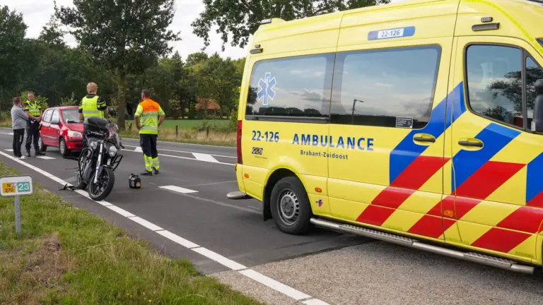 Personenauto botst tegen motor op Helmondsingel in Deurne