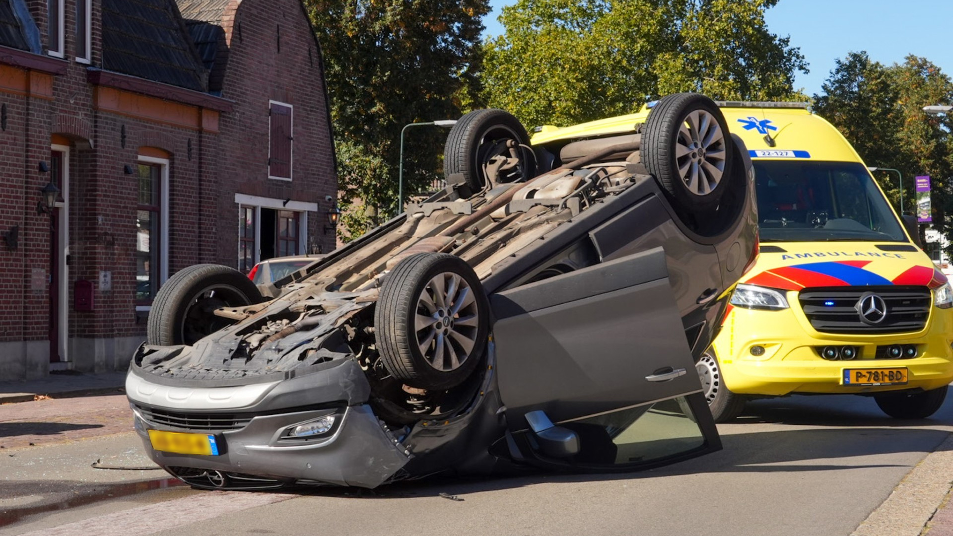 Auto belandt op zijn dak na botsing met ander voertuig in Schoolstraat in Bakel