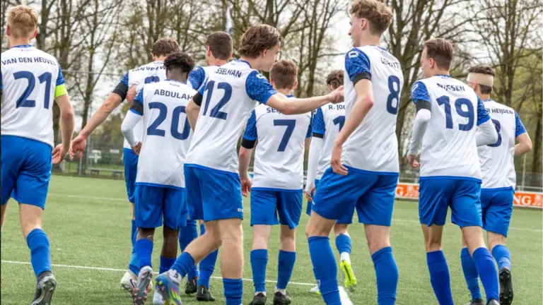 SV Deurne gaat er bij VV De Valk uiteindelijk met winst vandoor in blessuretijd (2-3)