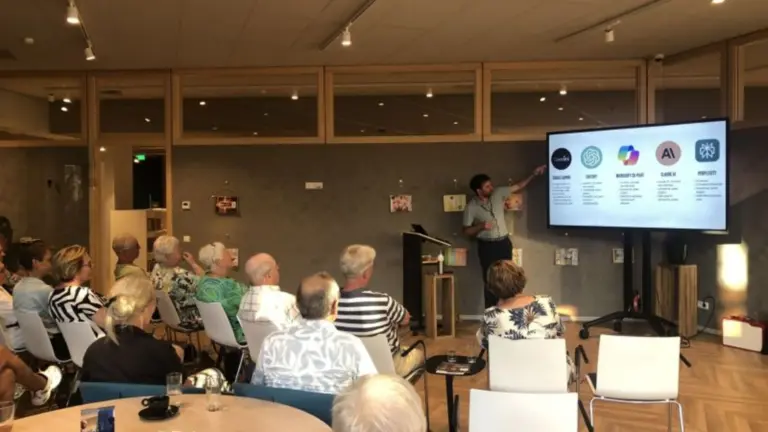 Gideon Aarts geeft luchtige lezing over AI-gebruik in Bibliotheek Deurne: ‘Ik wil mensen niet bang maken’