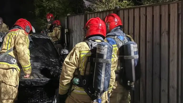 Auto vliegt in brand op recreatiepark De Kanthoeve in Bakel