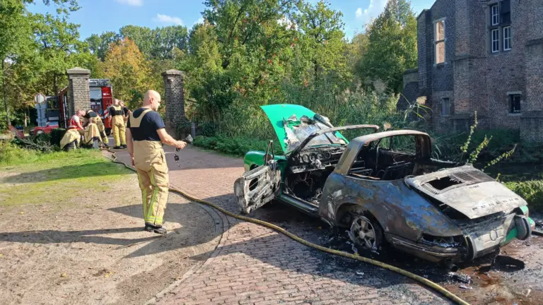 Klassieke Porsche brandt volledig uit op Kasteelplein in Deurne