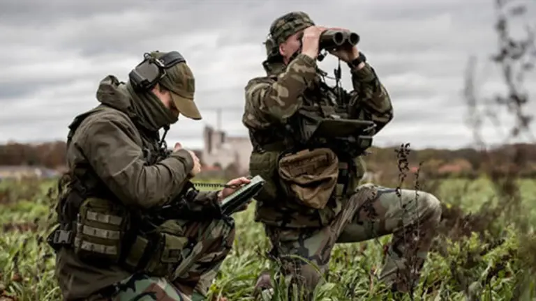 Defensie houdt oefening in gemeente Deurne met militaire voertuigen en helikopters