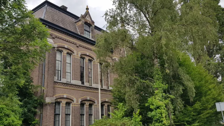 Raad van State veegt bezwaren van tafel; definitief groen licht voor tien appartementen in Deurnes Fraterhuis