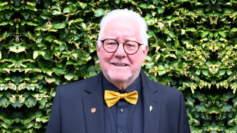 Deurnes Mannenkoor huldigt Hans Bouwmans vanwege 25-jarig lidmaatschap en sluit jubileumjaar af met concert