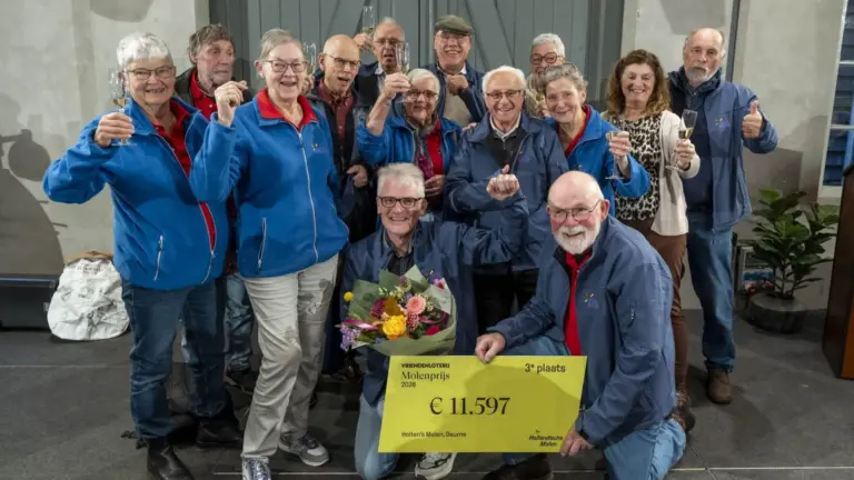Holten’s molen wint 11.597 euro bij uitreiking Molenprijs: ‘Supertrots en blij met dit geweldige geldbedrag’