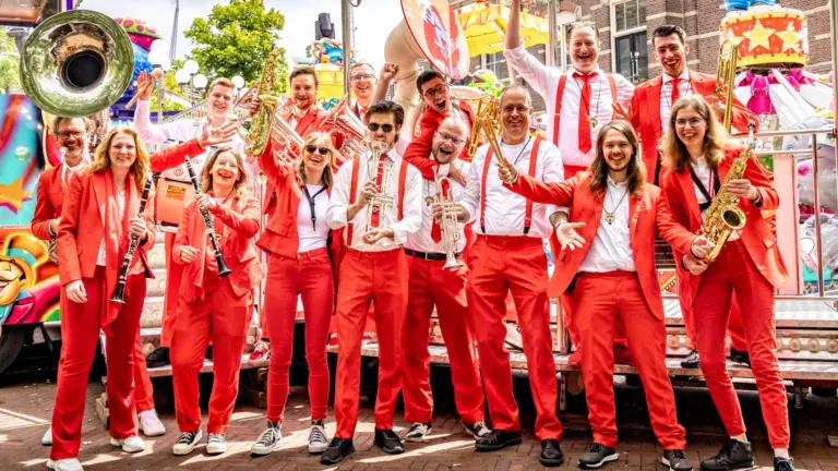 Blaoskapel De Hôsbengels blikt terug op 60 jaar historie met jubileumshow en tour door centrum Deurne