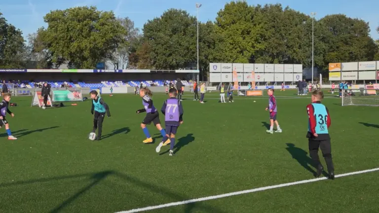 [VIDEO] Profscouts van PSV, Ajax en Helmond Sport op zoek naar jong voetbaltalent bij SV Deurne