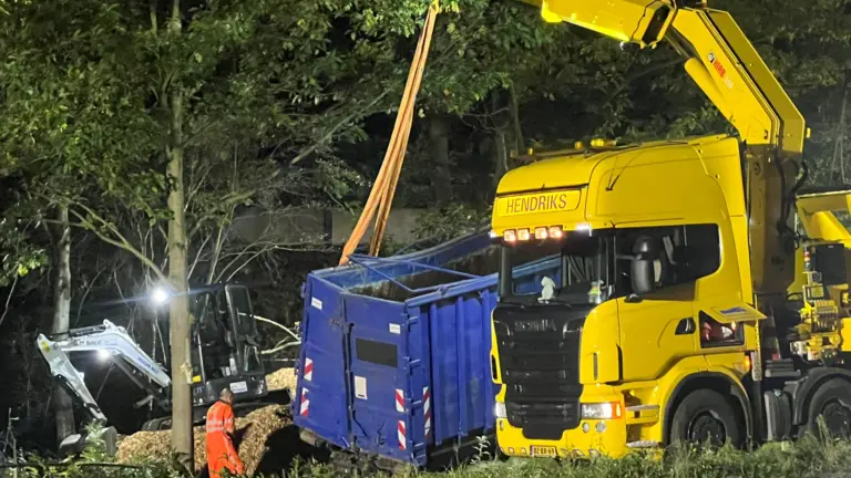 N270 in Deurne richting Venray uren dicht door ravage na botsing tussen personenauto en vrachtwagen