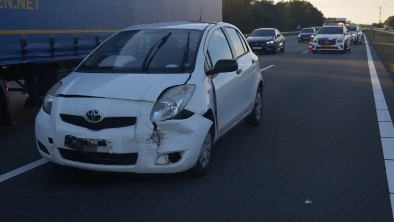 Drie personenauto’s botsen tegen elkaar op A67 bij Liessel; ongeval veroorzaakt flinke file richting Venlo