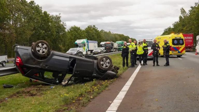 Auto raakt van de weg en slaat over de kop op A67 bij Liessel; bestuurder naar ziekenhuis vervoerd