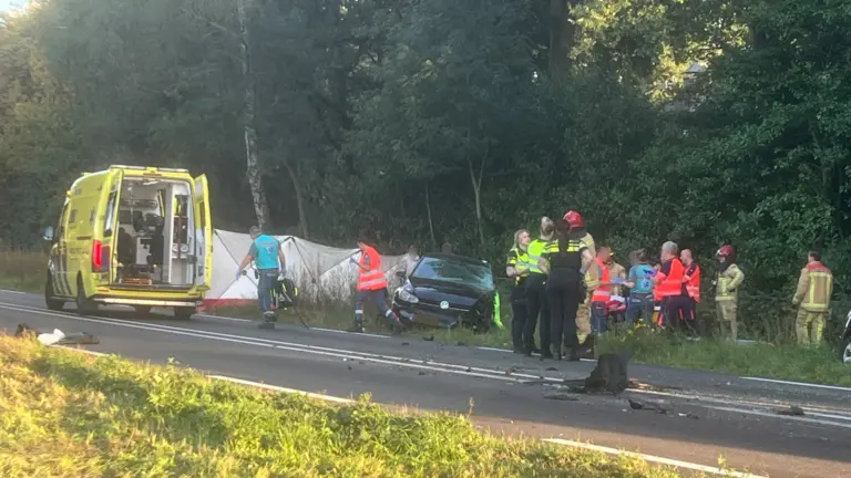 Personenauto en vrachtwagen botsen op elkaar op N270 in Deurne; weg richting Venray en Helmond afgesloten