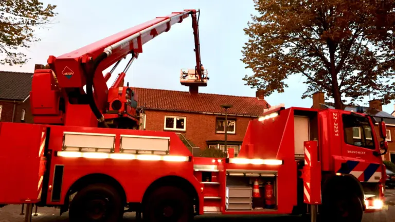 Brandweer rukt uit voor schoorsteenbrand in Derpsestraat in Deurne, maar blijkt hevig rokende kachel