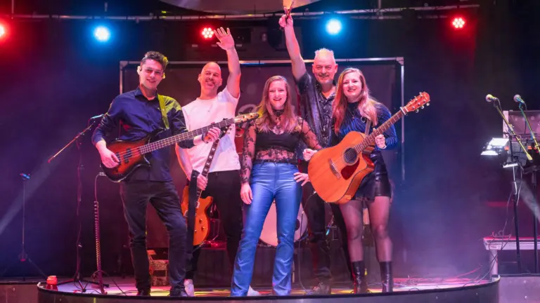 Vrienden van de Peel Live! presenteert The KivVen; familieband verovert podia van Deurne tot Dubai