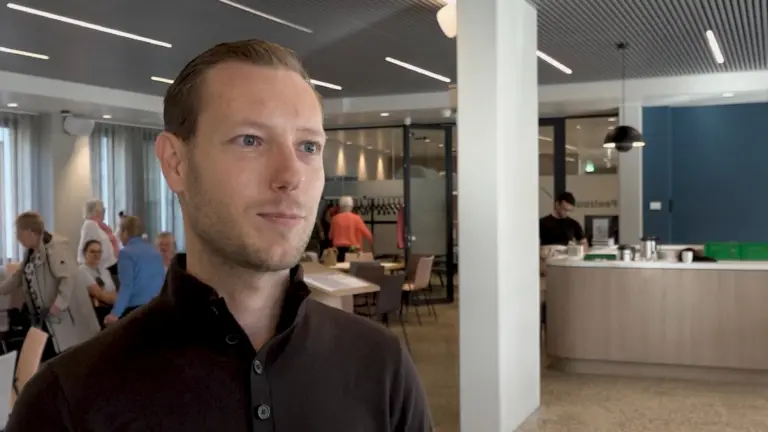 [VIDEO] Directeur Thomas Tuerlings ziet grote rol voor bibliotheek: ‘Wereld mag hier wat zachter’