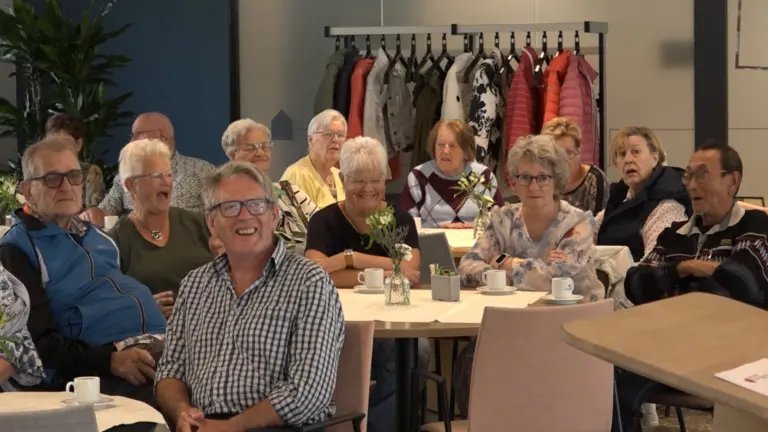 [VIDEO] Ouderen komen tijdens Nationale Voorleeslunch samen in Deurne voor verhaal over Rosa