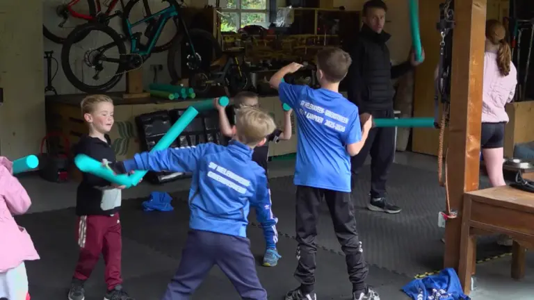 [VIDEO] Helenaveense kinderen leren fijne kneepjes van zelfverdediging: ‘De glimlach zegt genoeg’