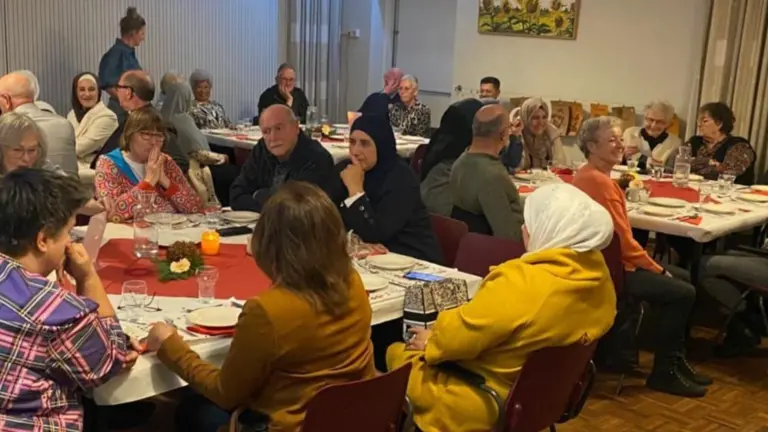 Tweede multiculturele ontmoetingsmaaltijd in Reddingiushuis: ‘Met elkaar over het leven in Deurne praten’